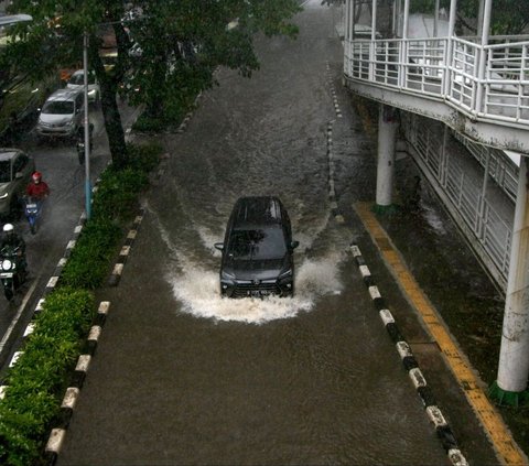 FOTO: Penampakan Banjir Parah di Cempaka Putih yang Bikin Motor Mogok dan Macet Panjang