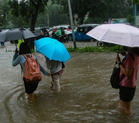 FOTO: Penampakan Banjir Parah di Cempaka Putih yang Bikin Motor Mogok dan Macet Panjang