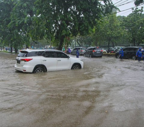 FOTO: Penampakan Banjir Parah di Cempaka Putih yang Bikin Motor Mogok dan Macet Panjang