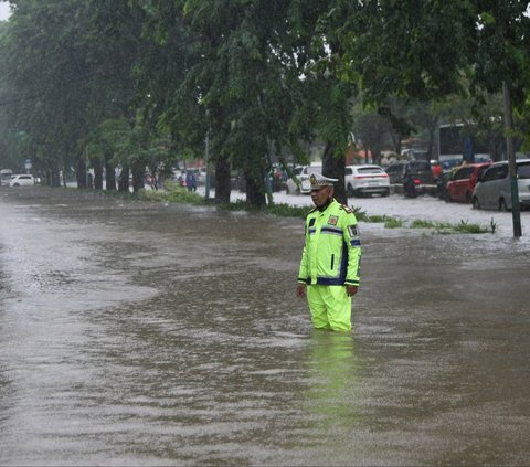 FOTO: Penampakan Banjir Parah di Cempaka Putih yang Bikin Motor Mogok dan Macet Panjang