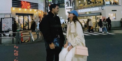 Lengket Bak Perangko, Ini Momen Mesra Thariq Halilintar dan Aaliyah Massaid Liburan di Jepang
