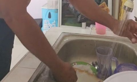 Berbagi Kerjaan dengan Sang Istri, Kombes Pol Andi Yoseph Mencuci Piring di Rumah Bikin Terkesima
