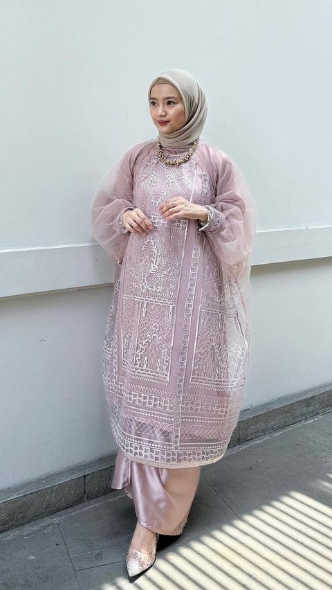 Nora Tunik Set, dengan Detail Renda yang Mewah