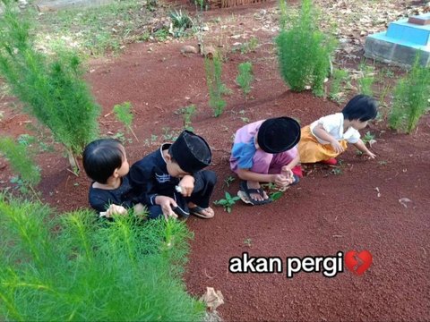 Heartbreaking! Portrait of Four Orphaned Siblings Visiting Their Parents' Graves That Makes You Cry