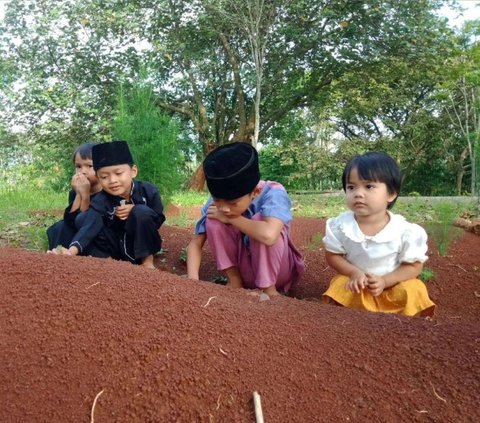 Heartbreaking! Portrait of Four Orphaned Siblings Visiting Their Parents' Graves That Makes You Cry