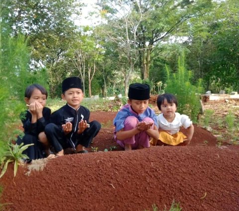 Heartbreaking! Portrait of Four Orphaned Siblings Visiting Their Parents' Graves That Makes You Cry