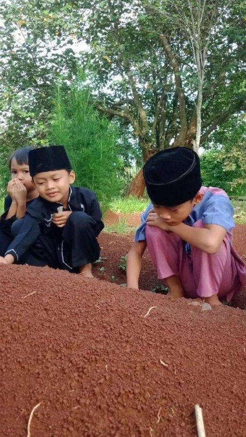 Nyesek! Potret Empat Bocah Bersaudara Yatim Piatu Ziarahi Makam Orangtuanya Ini Bikin Nyesek dan Menangis,