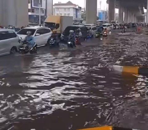 Jakarta Diguyur Hujan Sejak Pagi, 38 Ruas Jalan Terendam Banjir