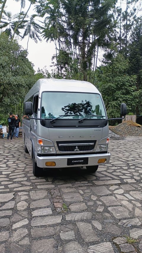 Mitsubishi Fuso Canter Bus menggunakan karoseri yang dibuat oleh penggarap bus Mercedes PO Haryanto