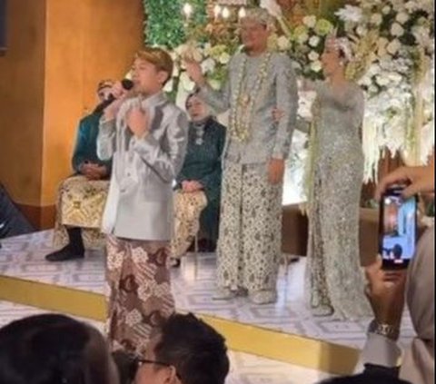 Portrait of Angga Maliq & D'Essentials and Dewi Andarini's Wedding Reception, Feels Like a Concert