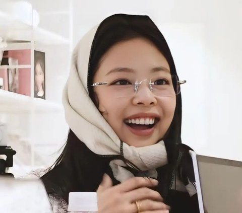 Unique Style of Jennie Blackpink Using 'Kerudung' Scarf