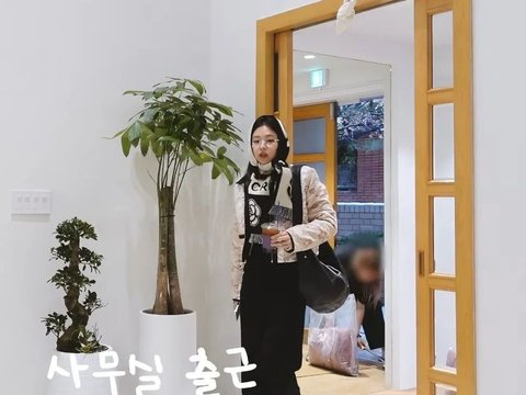 Unique Style of Jennie Blackpink Using 'Kerudung' Scarf