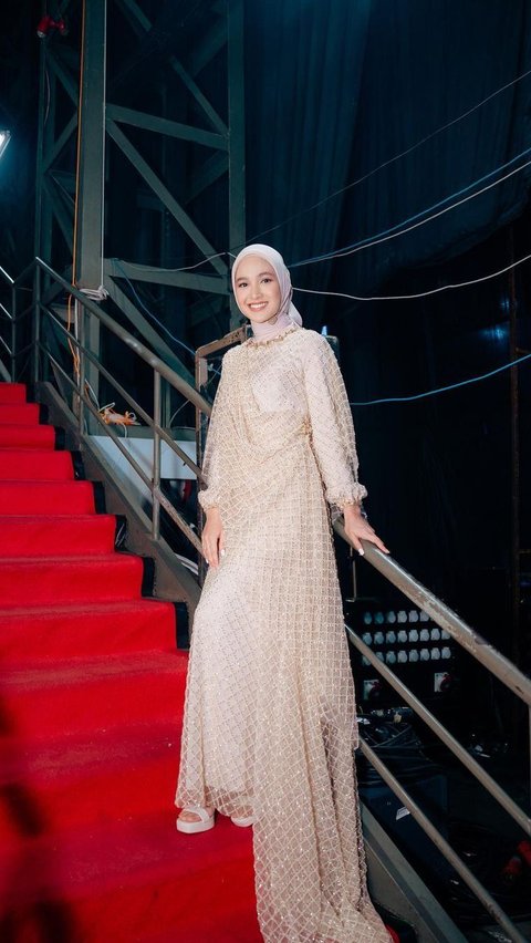 <b>Hijab Lilit dengan Paduan Dress, Cocok untuk Acara Formal</b><br>