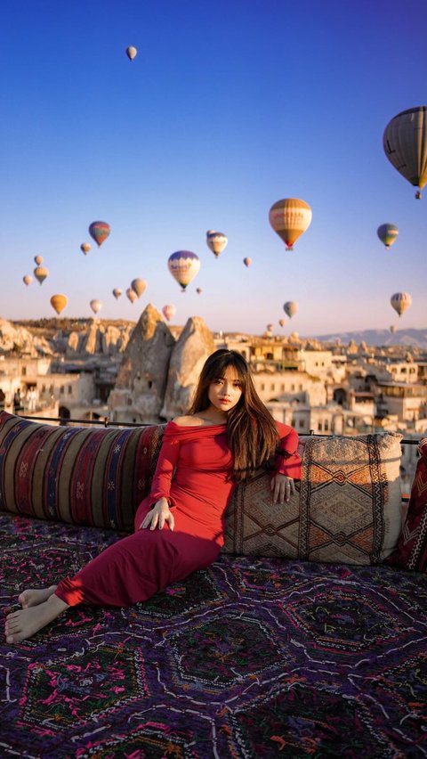 Potret Cantik Fuji saat Liburan di Cappadocia, Penampilannya Bikin Salfok