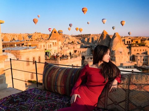 Potret Cantik Fuji saat Liburan di Cappadocia, Penampilannya Bikin Salfok