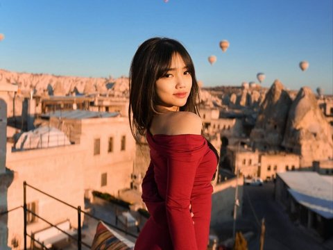 Potret Cantik Fuji saat Liburan di Cappadocia, Penampilannya Bikin Salfok