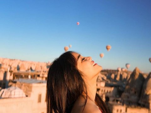 Potret Cantik Fuji saat Liburan di Cappadocia, Penampilannya Bikin Salfok