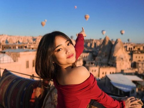 Potret Cantik Fuji saat Liburan di Cappadocia, Penampilannya Bikin Salfok