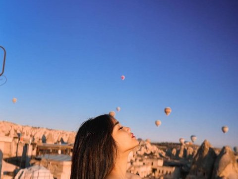 Potret Cantik Fuji saat Liburan di Cappadocia, Penampilannya Bikin Salfok