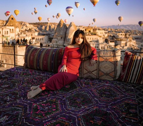 Potret Cantik Fuji saat Liburan di Cappadocia, Penampilannya Bikin Salfok