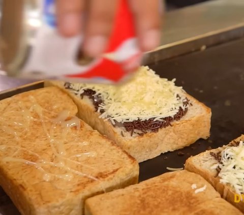 Mencicipi Roti Bakar Legendaris di Bandung Sejak 1958, Ada Rasa Asin yang Laris Manis