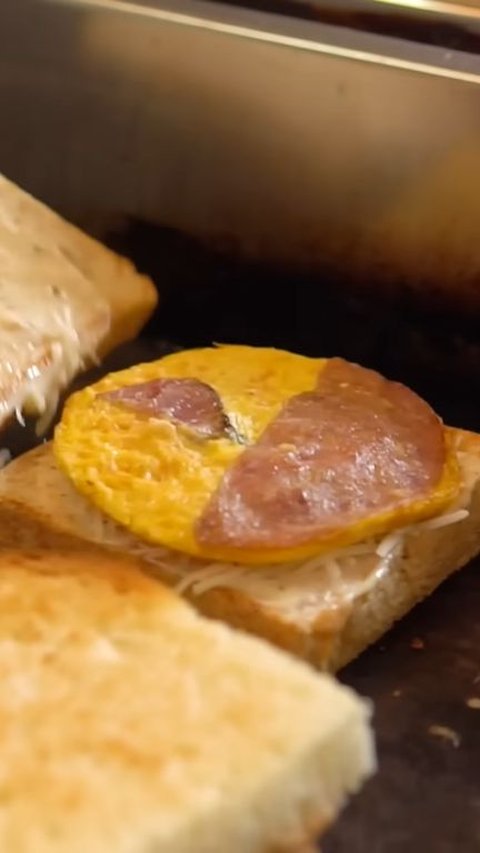 <b>Mencicipi Roti Bakar Legendaris di Bandung Sejak 1958, Ada Rasa Asin yang Laris Manis</b>