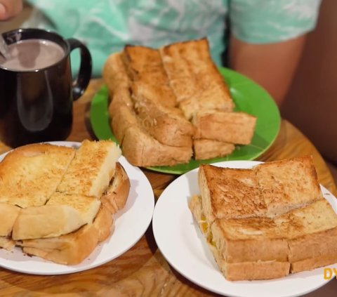 Mencicipi Roti Bakar Legendaris di Bandung Sejak 1958, Ada Rasa Asin yang Laris Manis