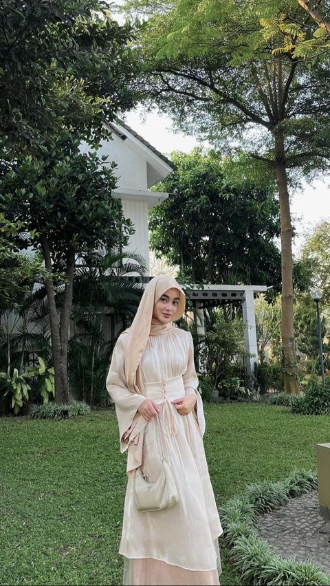 <b>Gamis Layer Dengan Belt, Tampak Lebih Langsing</b>