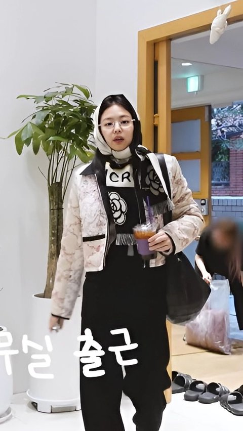 Unique Style of Jennie Blackpink Using 'Kerudung' Scarf