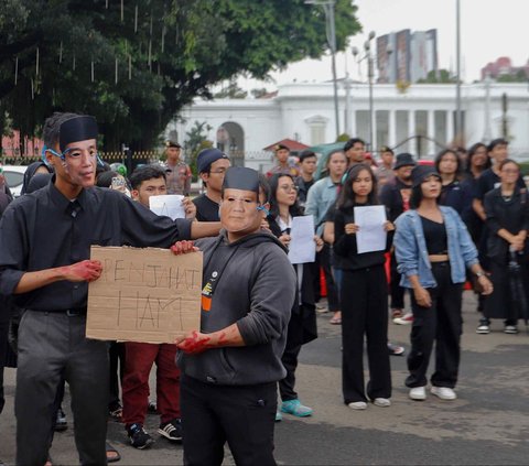 Aktivis Jaringan Solidaritas Korban untuk Keadilan menggelar aksi Kamisan ke-807 di seberang Istana Merdeka, Jakarta, Kamis (29/2/2024). Foto: Liputan6.com / Herman Zakharia