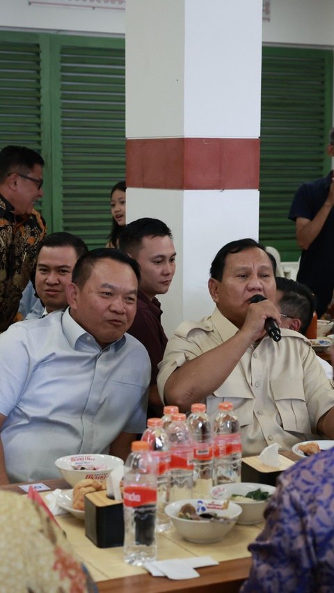 <br>Momen Prabowo Makan Bakso dan Bernyanyi Lagu 'Tak Ingin Sendiri'