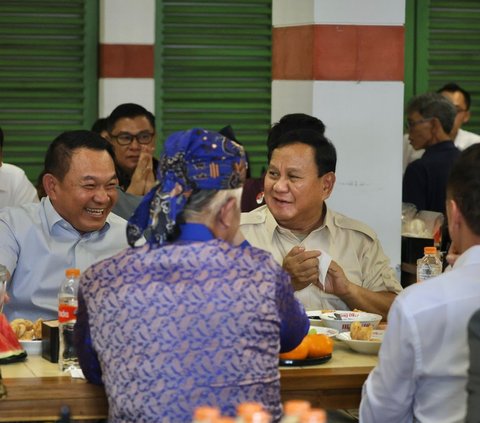 Momen Prabowo Makan Bakso dan Bernyanyi Lagu 'Tak Ingin Sendiri'