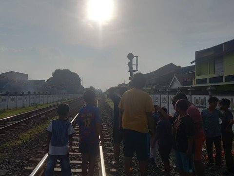 Kereta Api KPJR Sambar Motor di Semarang, Balita Tewas dan Ibunya Kritis