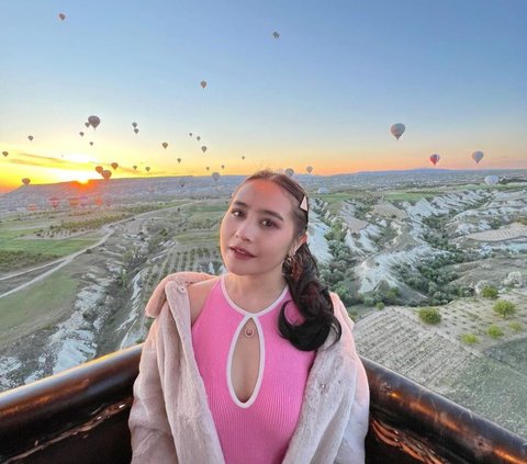 10 Celebrities' Outfit Comparison During Vacation in Cappadocia, Fuji Resembles a Doll with a Bright Red Dress