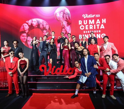 Sejumlah artis dalam 7 series bertabur bintang yang siap tayang di Vidio berfoto bersama saat  konferensi pers Vidio Original Series 2024  Bertemakan Rumah Cerita Bertabur Bintang di Jakarta, Kamis (29/2/2024). Foto: Liputan6.com / Angga Yuniar