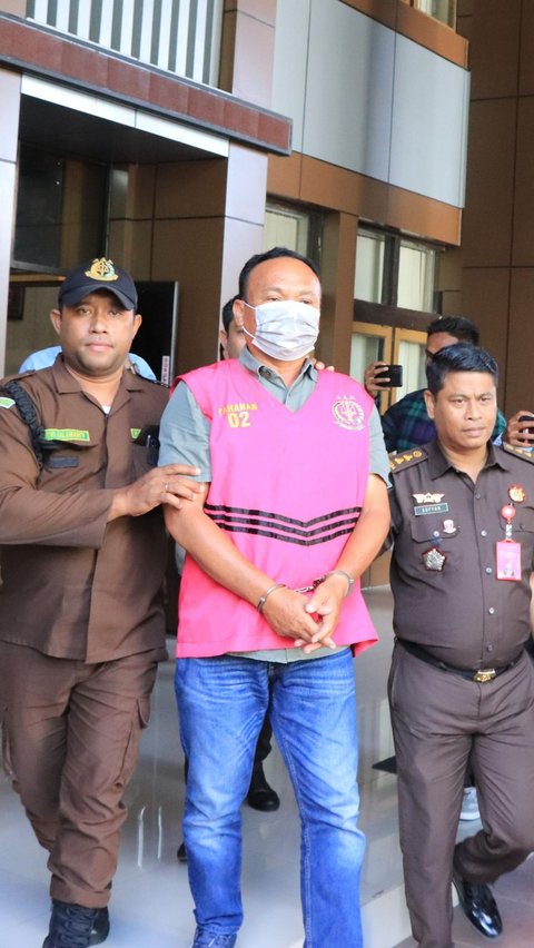 Tersangka Korupsi Rp2,5 Miliar, Kontraktor Pasar Langgur Dibekuk Kejati Maluku Saat Turun dari Pesawat