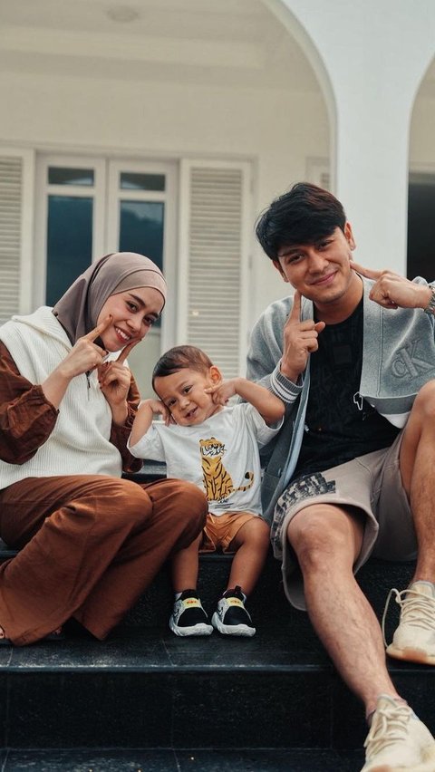 Rizky Billar Invites Lesti and Child to Watch Soccer, Baby Al's Pose Makes People Distracted