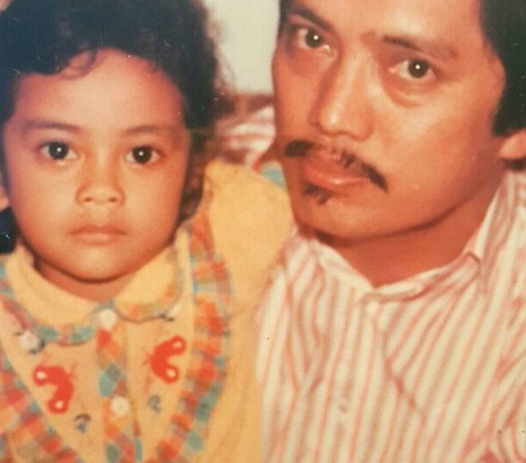 This Girl Who Took a Photo with Her Father is Now a Famous Artist, Staying Young like a Teenager at the Age of 40