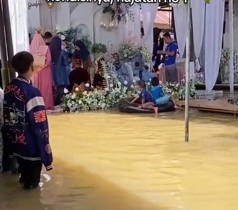 Viral Momen Resepsi Pernikahan di Tengah Banjir, Tamu Tetap Asyik Nikmati Hidangan