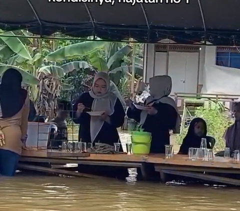 Viral Momen Resepsi Pernikahan di Tengah Banjir, Tamu Tetap Asyik Nikmati Hidangan