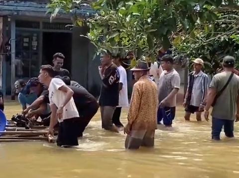 Viral Momen Resepsi Pernikahan di Tengah Banjir, Tamu Tetap Asyik Nikmati Hidangan