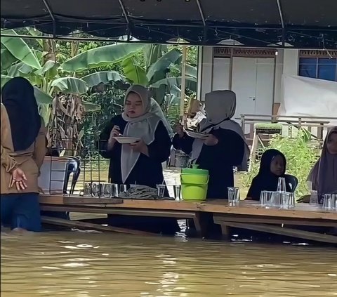 Residents Still Hold Wedding Celebrations Despite Floodwaters as High as Knees, Distracted by Children Playing in Water Near the Wedding Stage