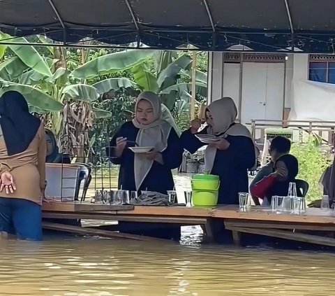Residents Still Hold Wedding Celebrations Despite Floodwaters as High as Knees, Distracted by Children Playing in Water Near the Wedding Stage