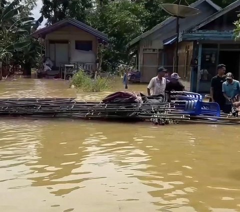 Residents Still Hold Wedding Celebrations Despite Floodwaters as High as Knees, Distracted by Children Playing in Water Near the Wedding Stage