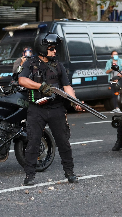 FOTO: Panas! Aksi Protes Menentang Reformasi Ekonomi Argentina Berujung Bentrok, Polisi Bertameng Bidik Massa Ricuh dengan Shotgun