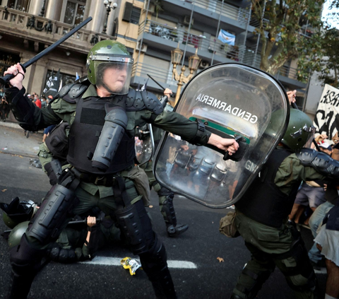 Ratusan demonstran yang membuat kerusuhan di kompleks kongres langsung dihadapi barisan aparat keamanan dengan pentungan dan tameng untuk memukul mundur mereka.<br>(Foto: REUTERS / Agustin Marcarian)<br>