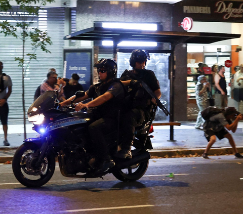 FOTO: Panas! Aksi Protes Menentang Reformasi Ekonomi Argentina Berujung Bentrok, Polisi Bertameng Bidik Massa Ricuh dengan Shotgun