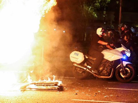 FOTO: Panas! Aksi Protes Menentang Reformasi Ekonomi Argentina Berujung Bentrok, Polisi Bertameng Bidik Massa Ricuh dengan Shotgun