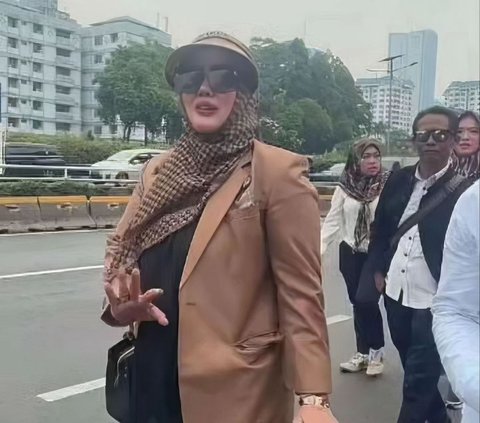 The Figure of Mrs. Kades Sparkles in the Demonstration that Caught the Attention of Netizens: Glamorous and Hedonistic Style