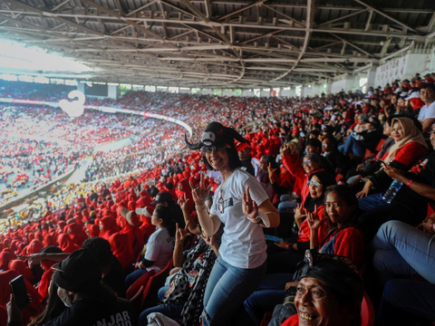 FOTO: Penampakan Stadion Utama Gelora Bung Karno Dipadati Ratusan Ribu Pendukung Ganjar-Mahfud saat Kampanye Akbar Salam Metal